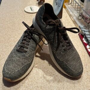 Cole Haan men’s knit sneaker/shoe brown size 9